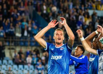 Dimitri Lienard célébrant devant le kop de la Meinau