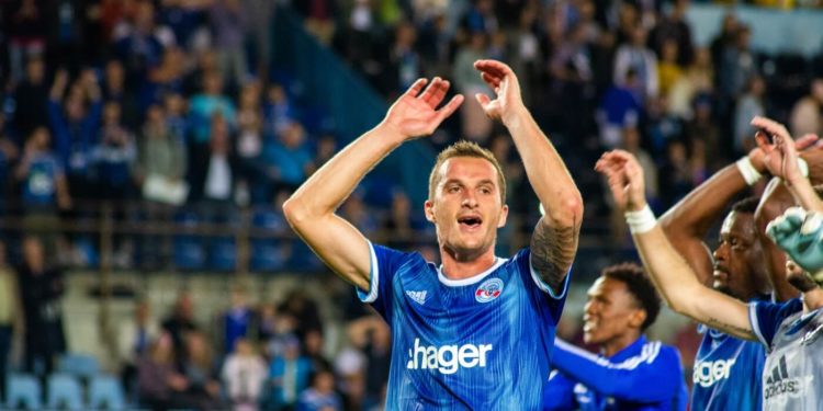 Dimitri Lienard célébrant devant le kop de la Meinau