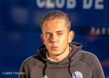 Adrien Lebeau à la descente du bus du Racing