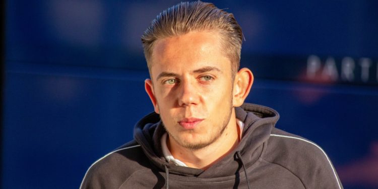 Adrien Lebeau à la descente du bus du Racing