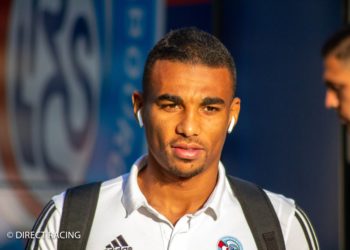 Alexander Djiku à la descente du bus au Stade de la Meinau