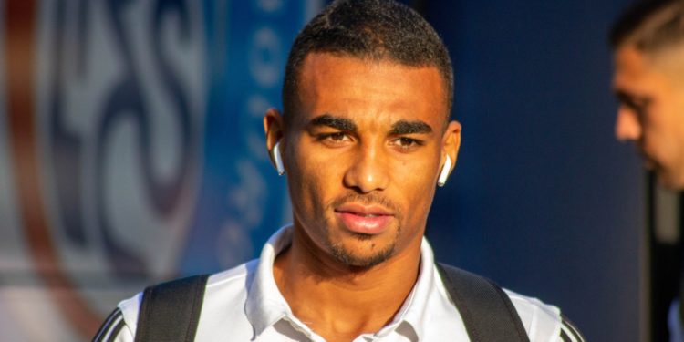 Alexander Djiku à la descente du bus au Stade de la Meinau