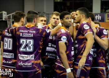 Les joueurs du SAHB célèbrent leur victoire