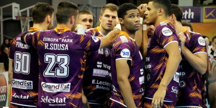 Les joueurs du SAHB célèbrent leur victoire