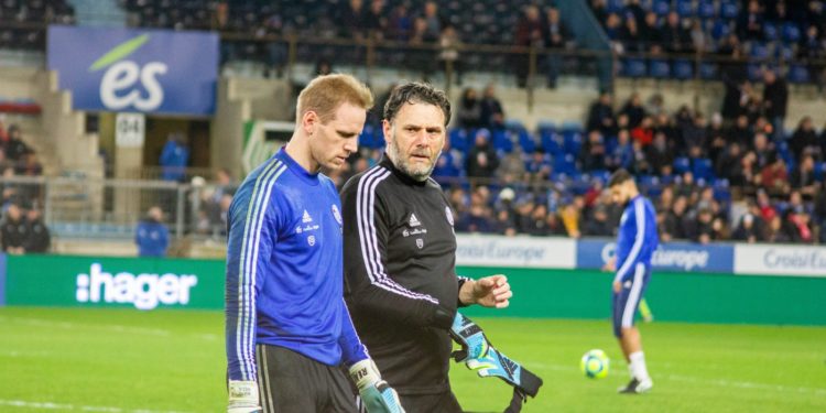 Jean-Yves Hours, aux côté de son gardien, Matz Sels