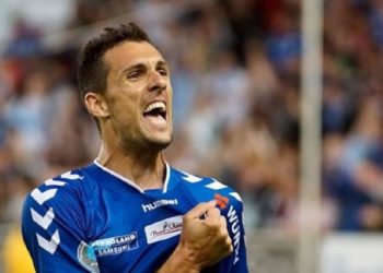 Dans la dernière émission de la semaine du Club 1906 (vendredi), l'ancien attaquant du Racing s'est exprimé sur sa fin de carrière et son départ de Strasbourg : "J'ai un regret, lorsque mon contrat est arrivé au bout, j'aurai aimé continuer une année de plus à Strasbourg, la dernière de ma carrière. Même en tant que remplaçant toute la saison et d'avoir un role de grand frère dans le vestiaire. Ma dernière saison de ma vie de footballeur s'est passée au Gazélec Ajaccio et c'était une erreur, ce n'était pas un club pour moi. J'ai perdu la petite étincelle de footballeur le jour où j'ai quitté le Racing, quelque chose s'est cassé. Mais je n'en veut pas du tout au Racing"