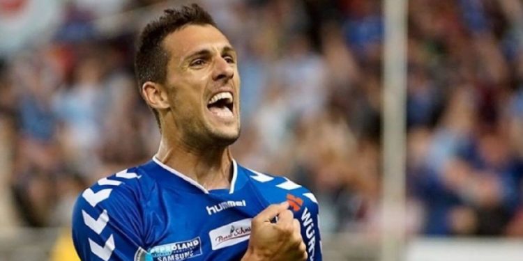 Dans la dernière émission de la semaine du Club 1906 (vendredi), l'ancien attaquant du Racing s'est exprimé sur sa fin de carrière et son départ de Strasbourg : "J'ai un regret, lorsque mon contrat est arrivé au bout, j'aurai aimé continuer une année de plus à Strasbourg, la dernière de ma carrière. Même en tant que remplaçant toute la saison et d'avoir un role de grand frère dans le vestiaire. Ma dernière saison de ma vie de footballeur s'est passée au Gazélec Ajaccio et c'était une erreur, ce n'était pas un club pour moi. J'ai perdu la petite étincelle de footballeur le jour où j'ai quitté le Racing, quelque chose s'est cassé. Mais je n'en veut pas du tout au Racing"