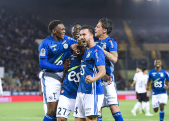 Pablo Martinez et ses coéquipiers célèbrent un but devant le kop au Stade de la Meinau.