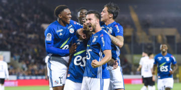 Pablo Martinez et ses coéquipiers célèbrent un but devant le kop au Stade de la Meinau.