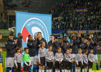 l'équipe Racing Club de Strasbourg applaudissant le stade de la Meinau avant le coup d'envoi