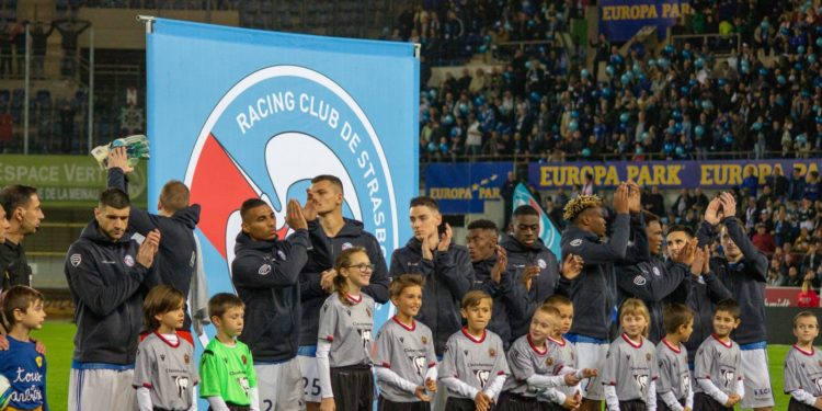 l'équipe Racing Club de Strasbourg applaudissant le stade de la Meinau avant le coup d'envoi