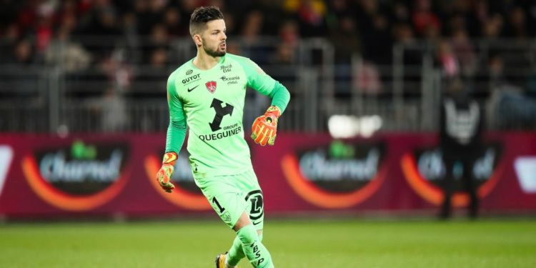 Courtisé, Gautier Larsonneur prolonge avec Brest !