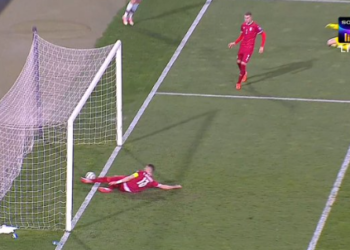 Stefan Mitrovic résiste à Cristiano Ronaldo