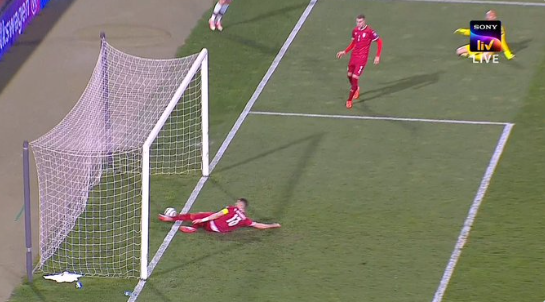 Stefan Mitrovic résiste à Cristiano Ronaldo