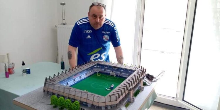 Il réalise la Meinau en papier !