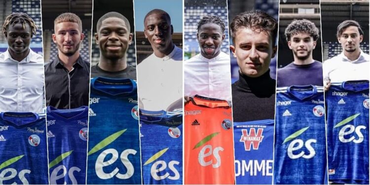 Huit jeunes signent leur premier contrat professionnel