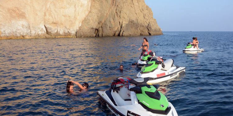 La pratique du jet ski à Santorin