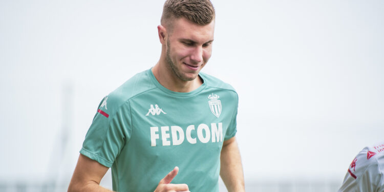 Strahinja Pavlovic suspendu face au Racing