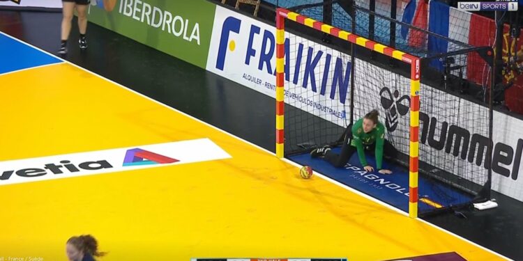 Mondial (F) Vidéo🎥 : Cléopâtre Darleux à 10cm de marquer