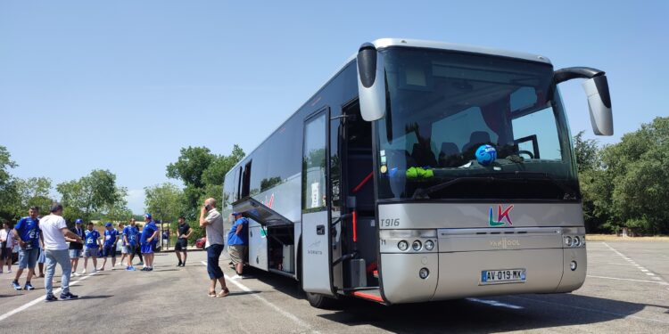 Un bus en panne, les supporters trouvent une solution
