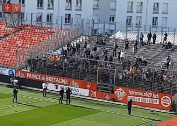 🎥 Quand les supporters du Racing demandent à Marc Keller de tomber la chemise
