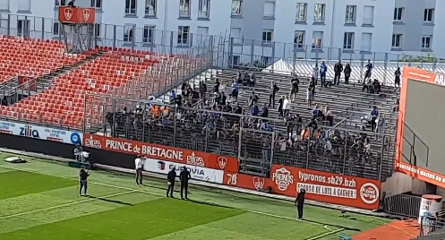 đ„ Quand les supporters du Racing demandent Ă  Marc Keller de tomber la chemise