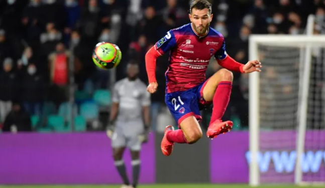 Florent Ogier suspendu face au Racing