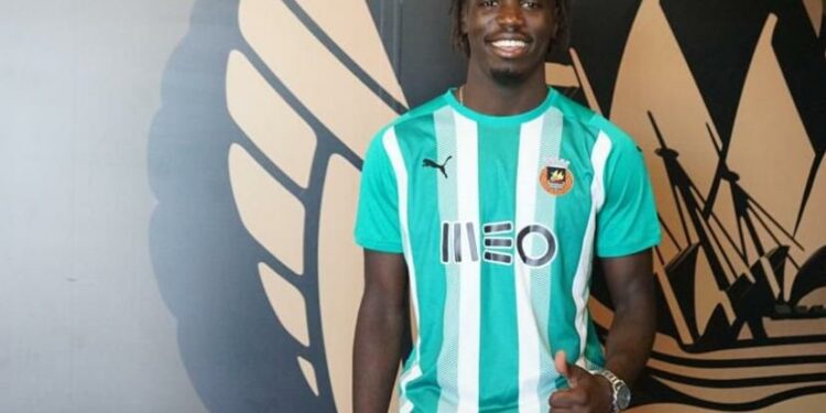Julien Lomboto signe son premier contrat professionnel au Portugal