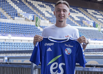 Tom Saettel signe son premier contrat professionnel