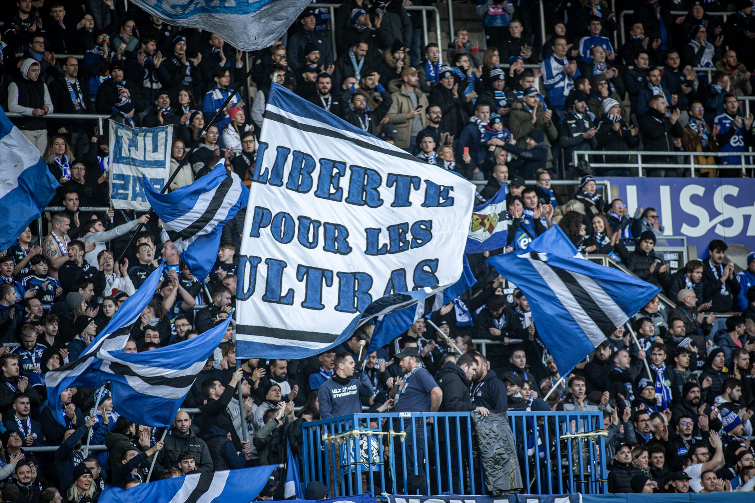 Racing : les Ultra Boys 90 suspendent leur quart d’heure de silence