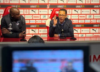 Liam Rosenior célèbre la victoire de Strasbourg dans un match sous tension à Reims