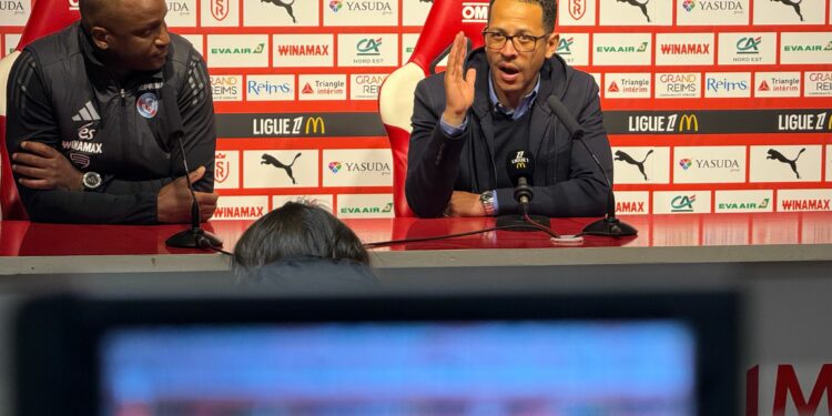 Liam Rosenior célèbre la victoire de Strasbourg dans un match sous tension à Reims