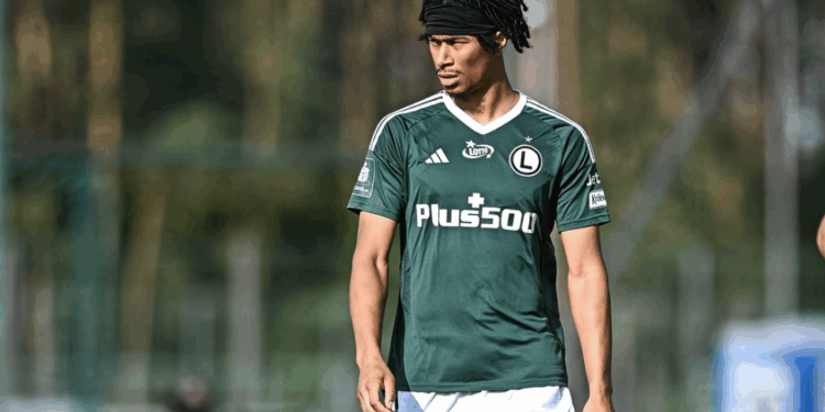 Le Polonais Maximillian Oyedele vers le Racing