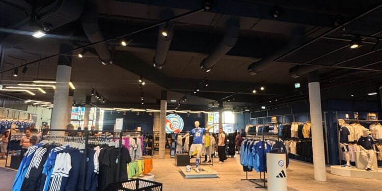 PHOTOS. Découvrez la nouvelle boutique officielle du Racing !