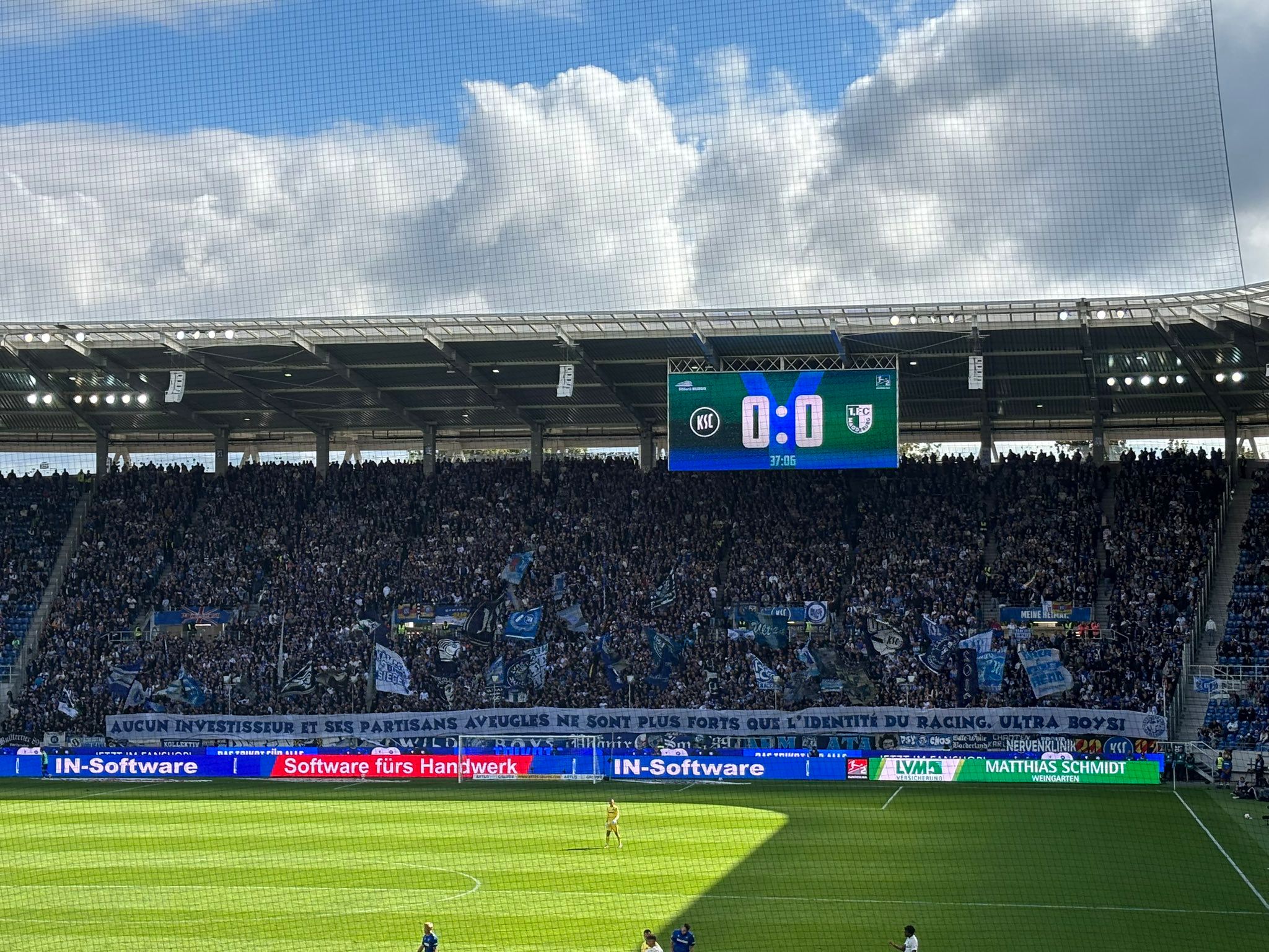 Les Ultras de Karlsruhe au soutien des UB90