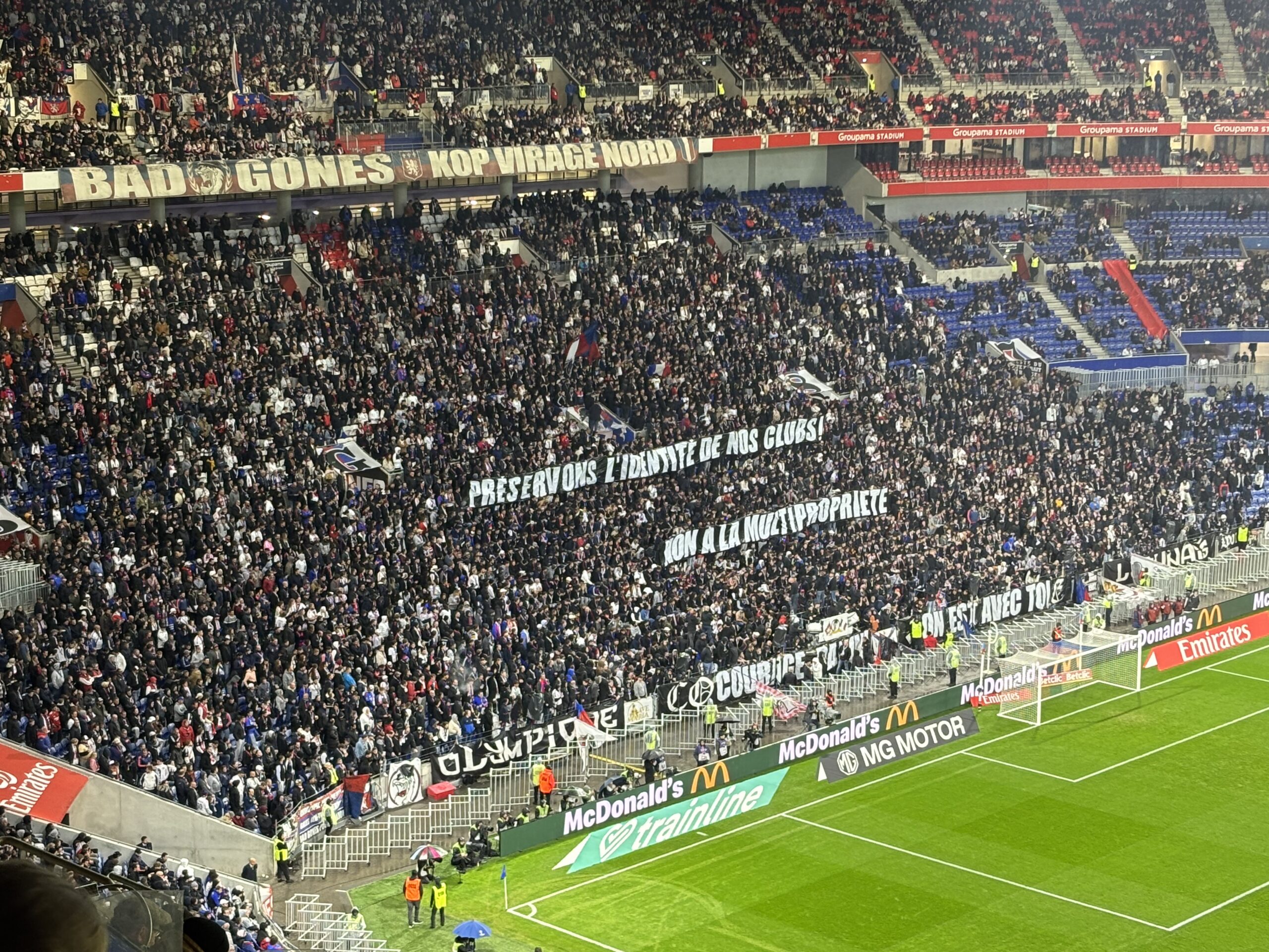 Les Bad Gones affichent une banderole contre la multipropriété