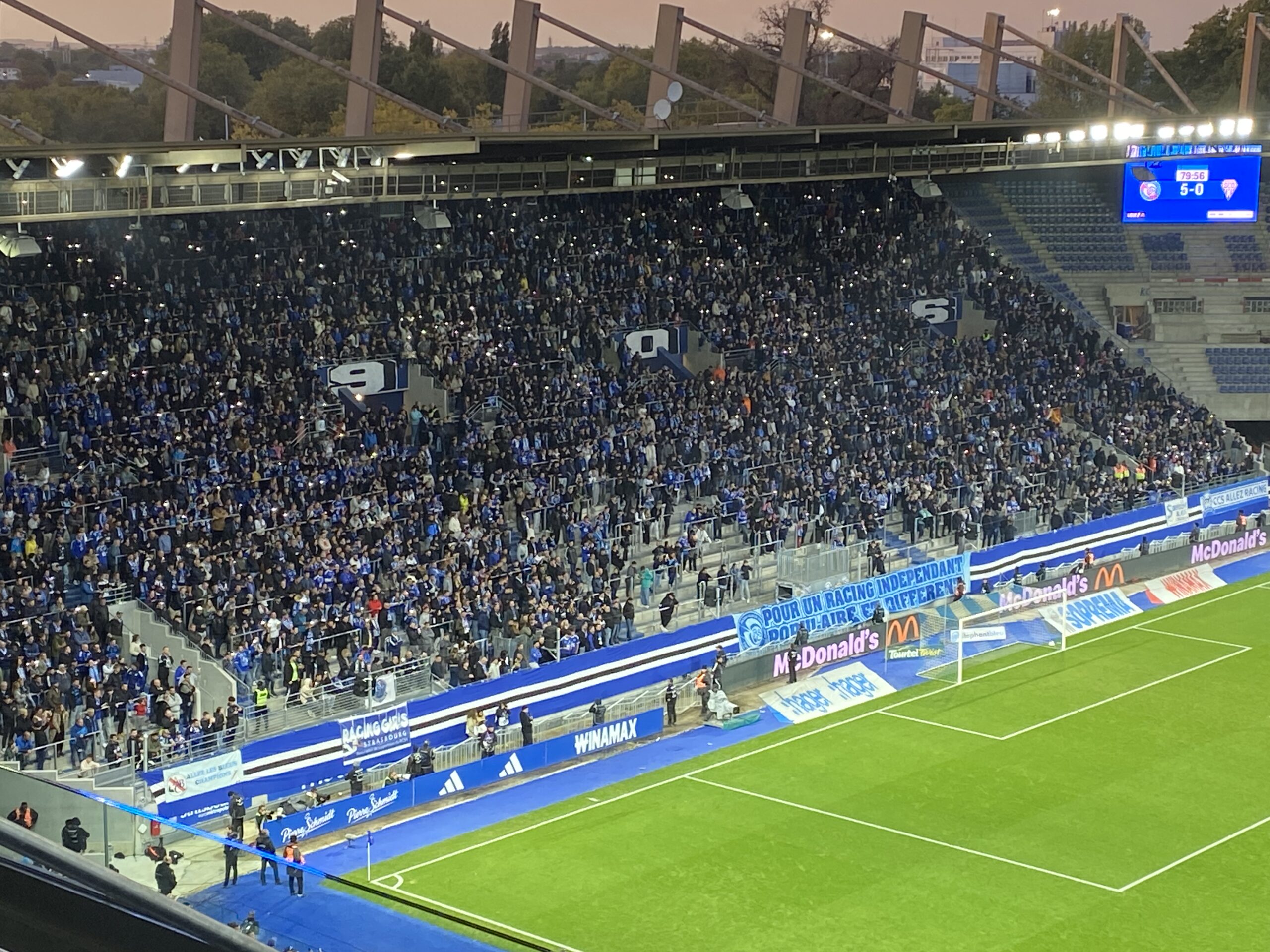 Les Ultras quittent la tribune en plein match