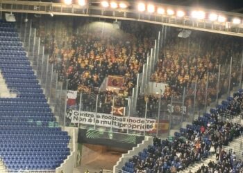 Une banderole des supporters du Jagiellonia en soutien aux UB90