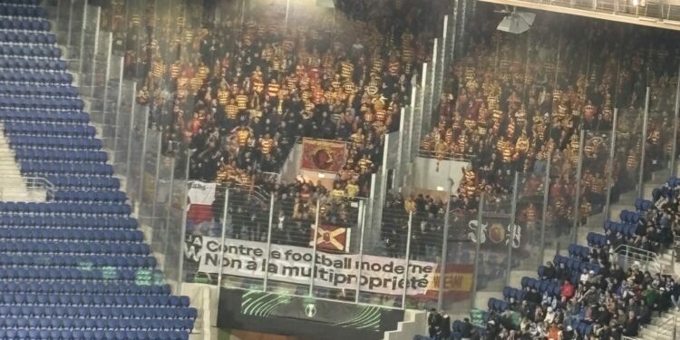 Une banderole des supporters du Jagiellonia en soutien aux UB90