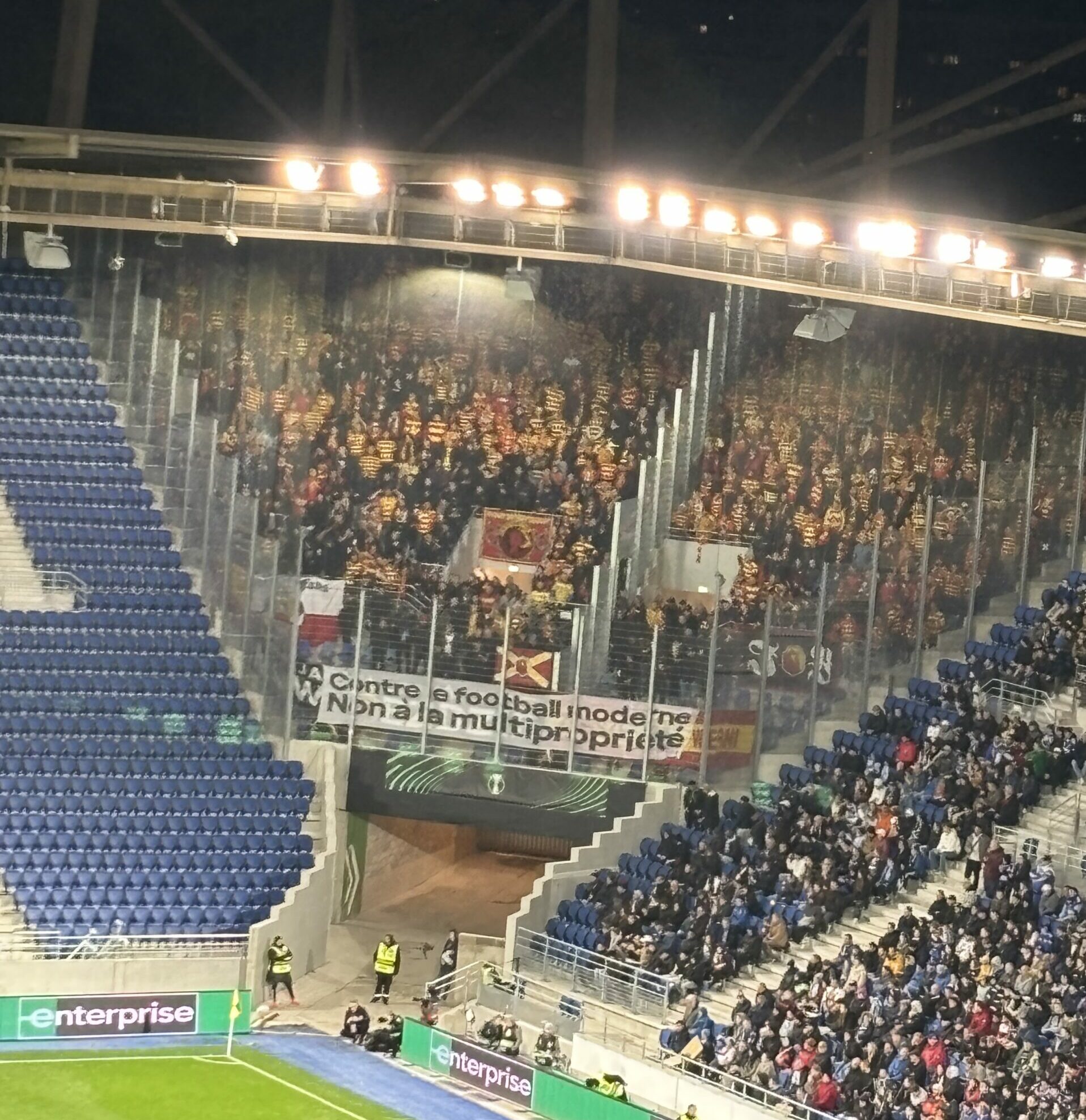 Une banderole des supporters du Jagiellonia en soutien aux UB90