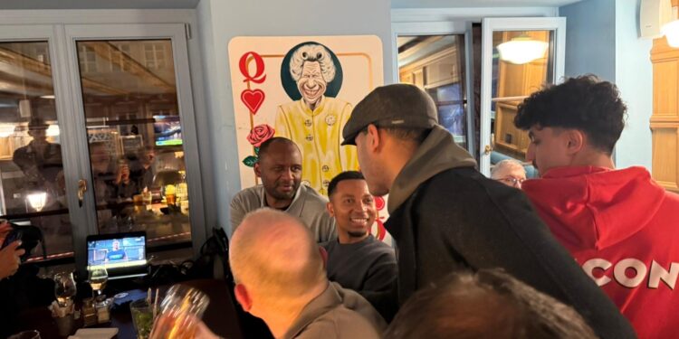 Quand Liam Rosenior et Patrick Vieira se retrouvent dans un restaurant strasbourgeois