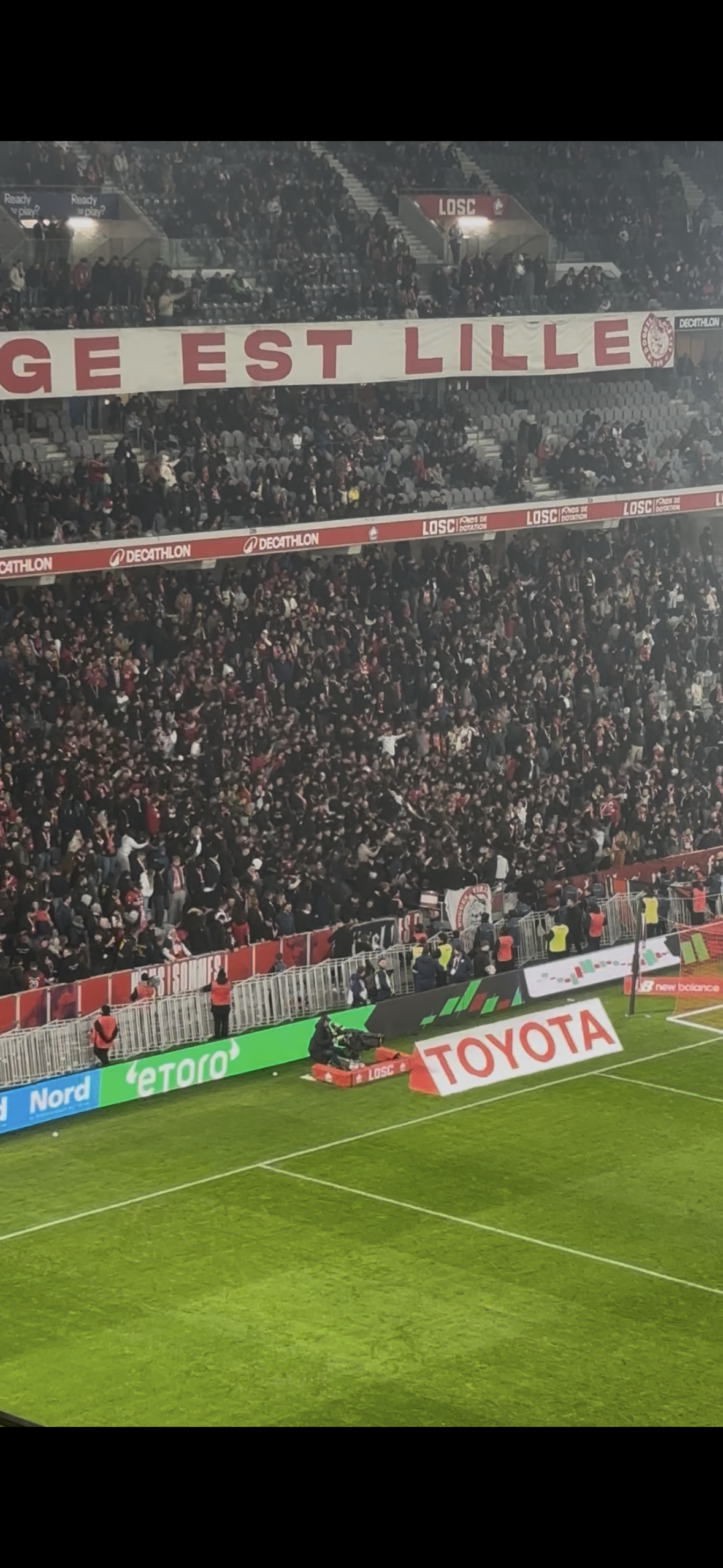 VIDÉO. Quand les supporters du LOSC font la queue leu-leu en tribunes