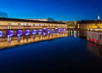 Strasbourg s’illumine en bleu pour soutenir le Racing avant la demi-finale européenne