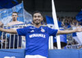 Gessime Yassine célèbre devant les supporters du Racing à la Meinau