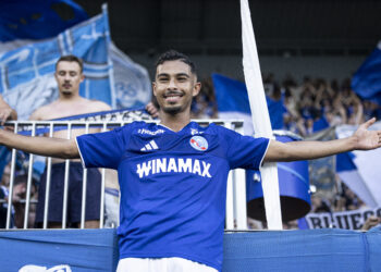 Gessime Yassine célèbre devant les supporters du Racing à la Meinau