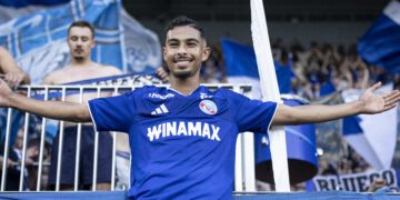 Gessime Yassine célèbre devant les supporters du Racing à la Meinau