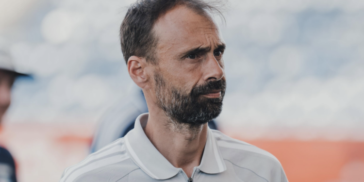 Oliveira rassure les supporters et interpelle ses dirigeants