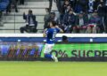 Giovanni Reyna célèbre son but face au PSG en montrant son nom