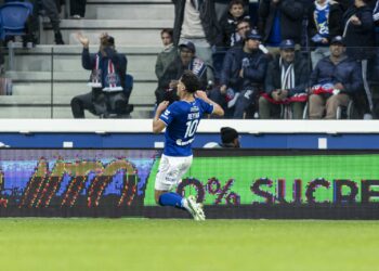 Giovanni Reyna célèbre son but face au PSG en montrant son nom
