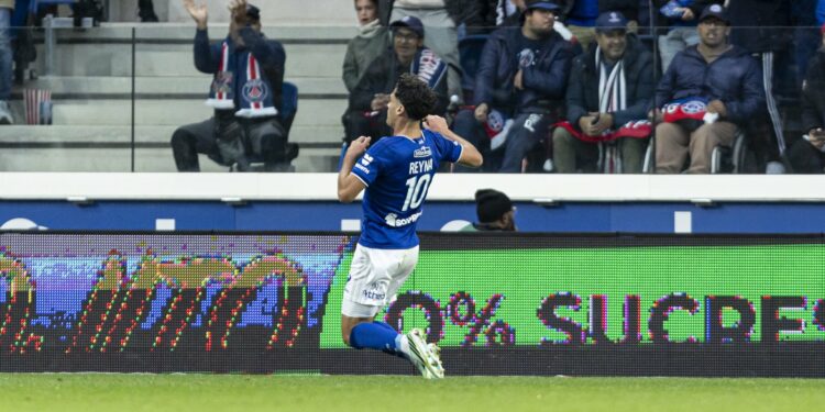 Giovanni Reyna célèbre son but face au PSG en montrant son nom